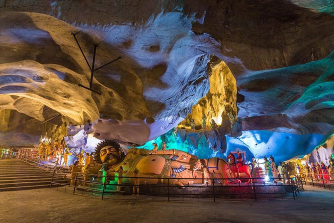 Batu Caves Tour from Kuala Lumpur - Arriving at Batu Caves: Temples, the Big Entrance Statue, and Real Atmosphere