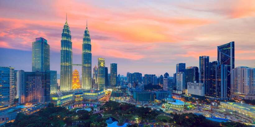 Best of Kuala Lumpur Tour with Twin Tower Entry - Istana Negara to the National Monument: symbols in the green