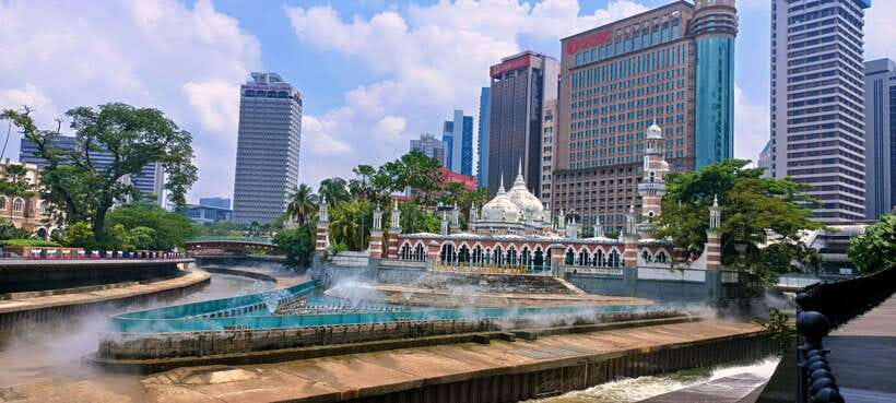 Best of Kuala Lumpur Tour with Twin Tower Entry - Batu Caves and a Batik workshop: an early start with strong payoff
