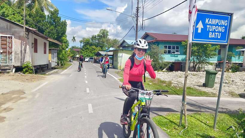 Best of Kuching: Heritage & Kampong Bike Tour - The secret stop, snacks, and a real taste of the neighborhood