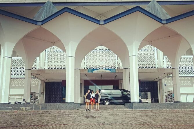 Blue Mosque And Batu Caves Private Tour from Kuala Lumpur - Sultan Salahuddin Abdul Aziz Shah Mosque: Timing Matters