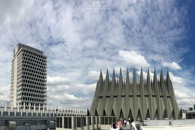 Budget Tour: Full Day Putrajaya, Batu Caves & Kuala Lumpur City - Petronas Twin Towers: A Short Stop With a Big Decision