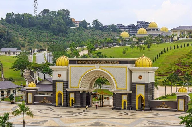 Budget Tour: Full Day Putrajaya, Batu Caves & Kuala Lumpur City - Batu Caves to Batik: A Quick Culture Break That Costs You Nothing