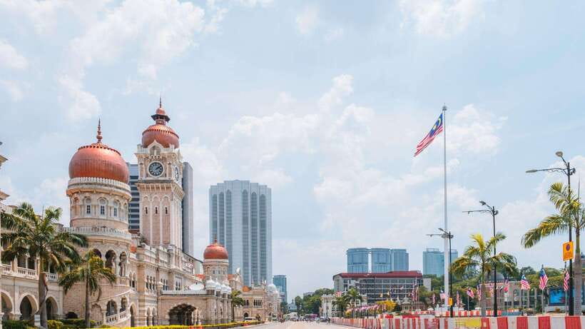 From KLIA or Port Klang: Kuala Lumpur Transit Tour - Batu Caves: Murugan Statue, 272 Steps, and Limestone Cave Temples