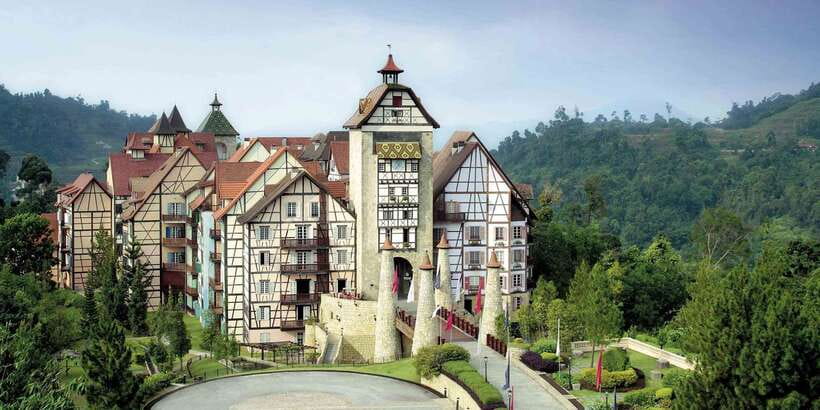From Kuala Lumpur: Colmar Tropicale and Batu Caves Day Trip - Japanese Village, Botanical Garden, and Rabbit Park: the free-time tradeoff