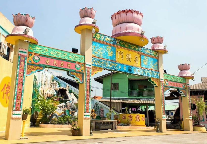 From Kuala Lumpur: Crab Island Tour with Seafood Lunch - The Port Klang ferry crossing: 30 minutes of sea air and easy photos