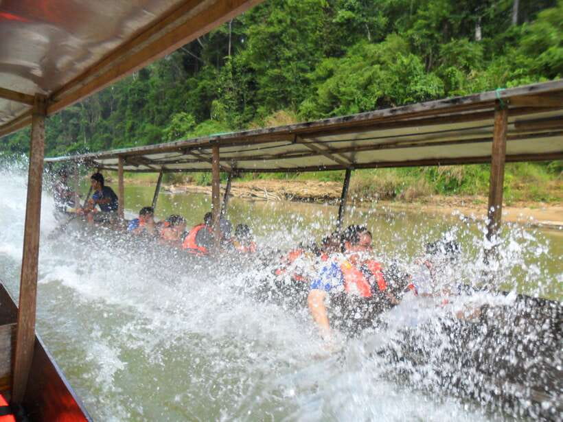 From Kuala Lumpur: Taman Negara National Park Trek Day Tour - The Jungle Lunch Setup, Why the Floating Restaurant Works