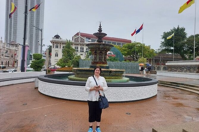 Full Day Kuala Lumpur City Tour with Petronas Twin Tower Tickets - Istana Negara and the National Monument: big symbols, quick stops
