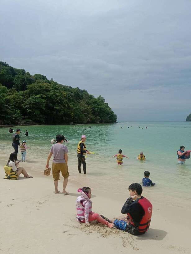 Kota Kinabalu: Manukan & Sapi Islands Snorkeling with Lunch - Rating, Service Style, and What That Means for Your Day