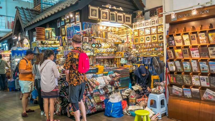 Kuala Lumpur: Batu Caves & Historic Buildings Tour - National Mosque of Malaysia: gardens, design, and the Friday rule