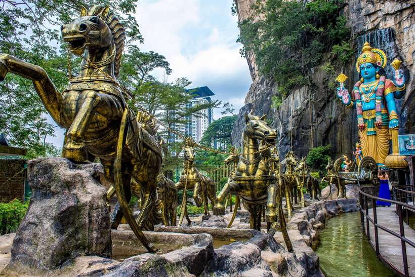 Kuala Lumpur : Batu Caves Private Tour - Batik factory stop: craft work that beats cheap souvenirs