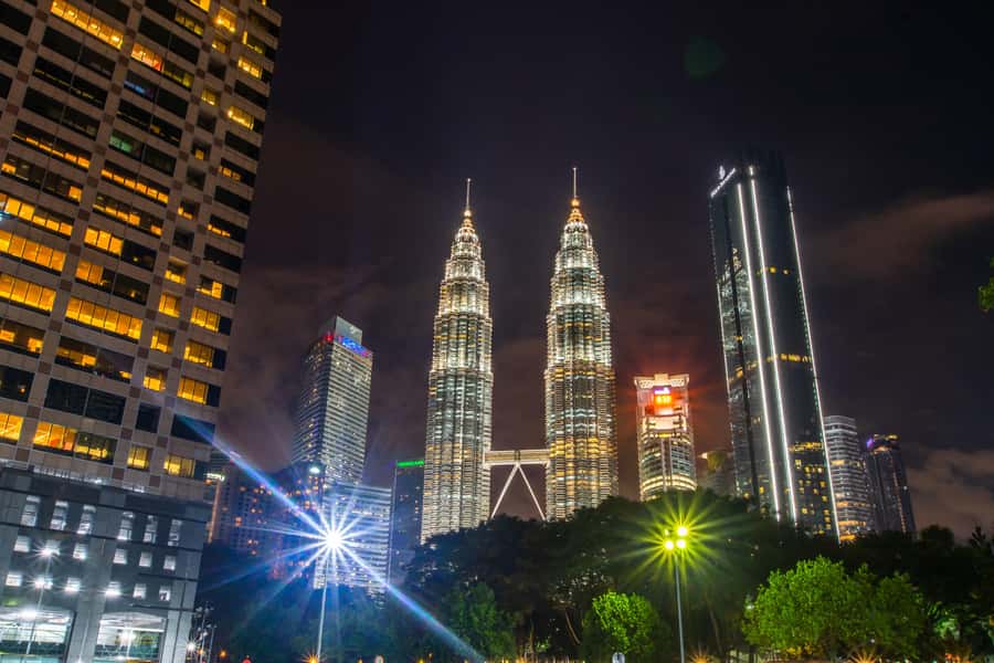 Kuala Lumpur: Evening Tour with Kuala Lumpur Tower Tickets - Central Market at Dusk: Souvenirs, Artisans, and a Familiar KL Welcome