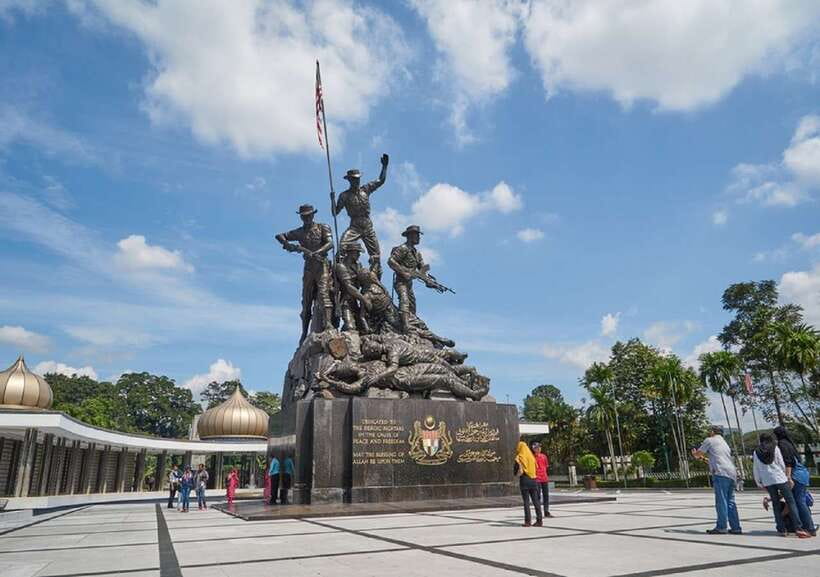 Kuala Lumpur: Half Day Group City Highlights Tour - Meeting your guide and staying in sync with WhatsApp