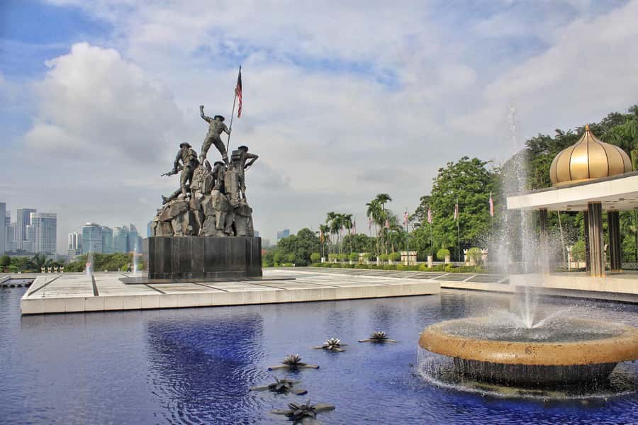 Kuala Lumpur: KL GRAND TOUR WITH 25 ATTRACTIONS - Religious KL beyond the postcard: National Mosque, Chinatown temples, and Thean Hou