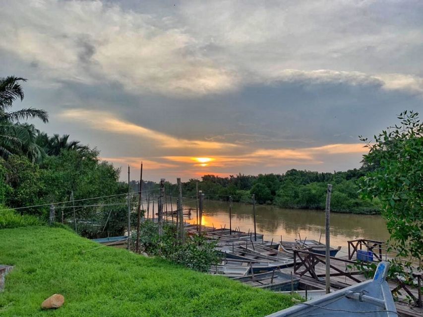 Kuala Lumpur: Kuala Selangor Fireflies and Blue Tears Tour - Seafoood Dinner in a Traditional Fishing Village: More Than a Stop Between Wonders