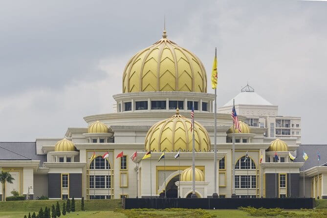 Kuala Lumpur Malacca River Cruise and Historical Tour with Lunch - Peranakan Lunch and Malacca River Cruise: Slow Down, Then Look Around