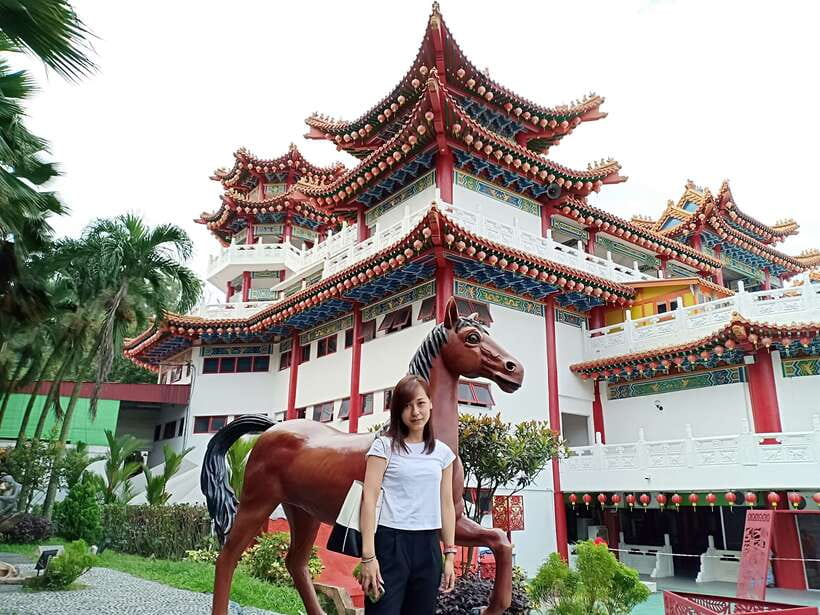 Kuala Lumpur: Private Batu Cave, National Mosque Tour, Lunch - Petaling Street and Central Market: retail therapy with local flavor