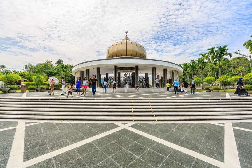 Kuala Lumpur: Private Full-Day 10 Wonders Tour - Batu Caves first, because the climb sets the tone