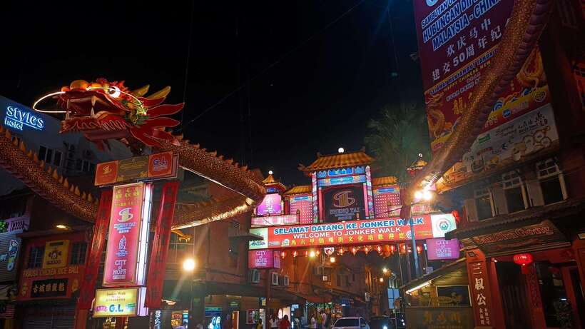Kuala Lumpur: Private Malacca Night Tour w/Cruise & Trishaw - Jonker Street walk in Chinatown, plus temples and street-food energy