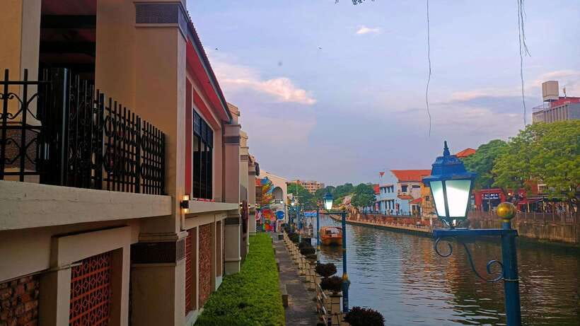 Kuala Lumpur: Private Malacca Night Tour w/Cruise & Trishaw - Trishaw ride through the lanes, then Melaka River cruise under colorful lights