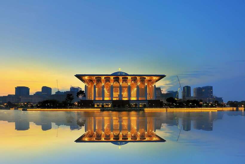 Kuala Lumpur: Putrajaya City Tour with Lake Cruise - Putra Mosque: rose-granite wow factor, plus queue and stair realities