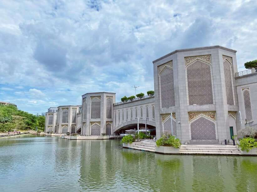 Kuala Lumpur: Putrajaya Tour Half Day Tour [Shared/Private] - The 11:00 AM Putrajaya Lake Cruise, Plus the Traditional Boat Swap