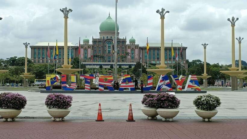 Kuala Lumpur: Putrajaya Tour with Hotel Pickup - Taman Warisan Agricultural Heritage Park: Rubber Tapping and Real-World Malaysia