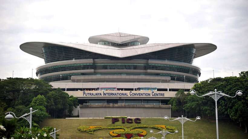Kuala Lumpur: Putrajaya Tour with Traditional Boat Cruise - Comfort on the road: air-conditioned transport that actually matters