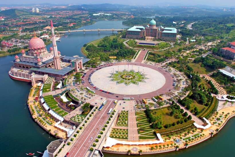 Kuala Lumpur: Putrajaya Tour with Traditional Boat Cruise - Putra Square: your first big photo scene