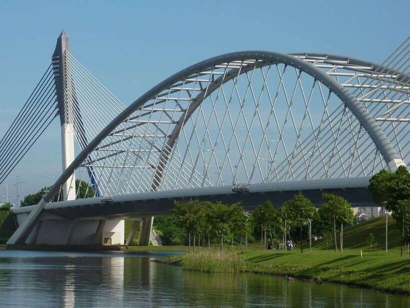 Kuala Lumpur: Putrajaya Tour with Traditional Boat Cruise - Prime Minister’s Office: official buildings, dramatic architecture