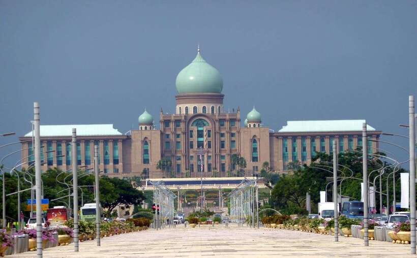 Kuala Lumpur: Putrajaya Tour with Traditional Boat Cruise - The traditional boat cruise on Putrajaya Lake