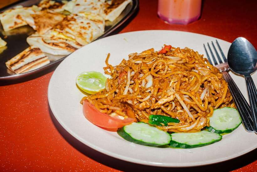 Kuala Lumpur: Sambal Street Food Tour with 15+ Tastings - Pacing that keeps you eating, not suffering