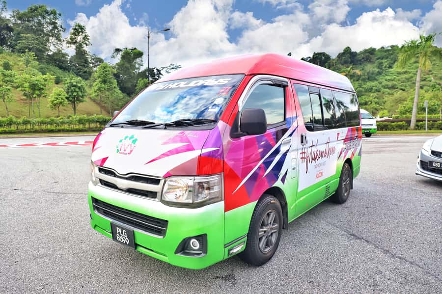 Kuala Lumpur: Sightseeing by Private Vehicle with Driver - 4 hours in KL: Petronas Twin Towers plus Central Market photo time