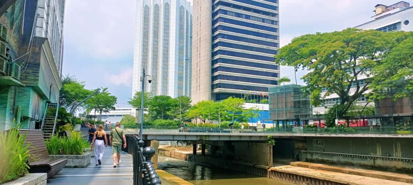 Kuala Lumpur: Tour with 21 Attractions - National Monument and the Mosque: Two Stops That Change the Mood