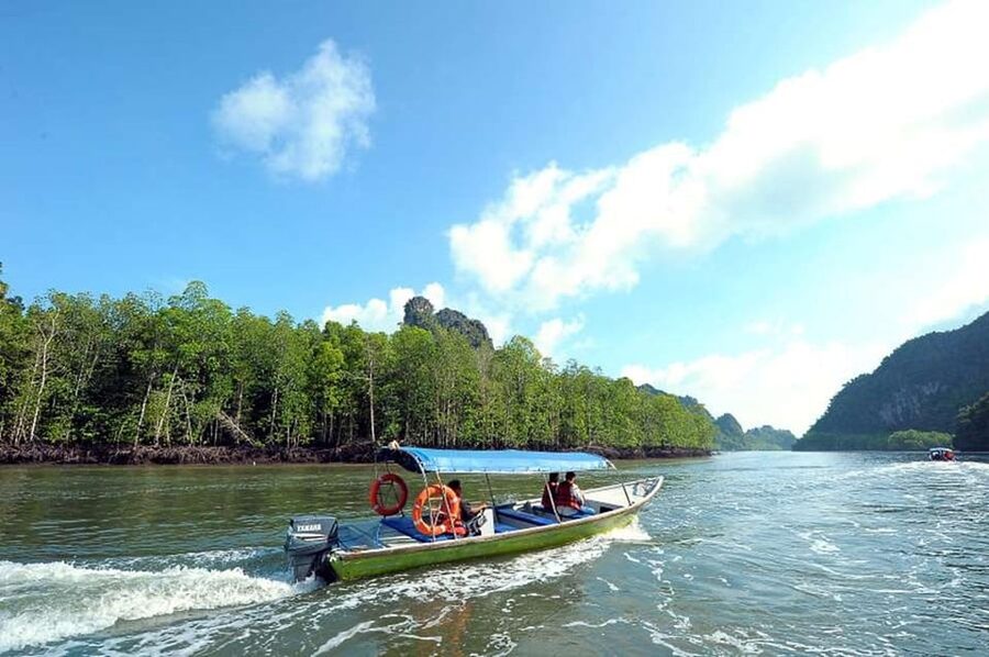 Langkawi: Island Hopping Shared Boat Tour - Dayang Bunting Lake: Steep Steps, Queues, and a Paid Entry Fee