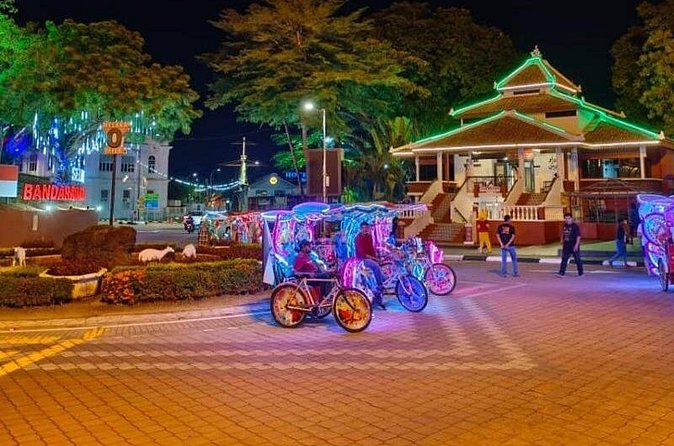 "Malacca After Dark: A Nighttime Adventure Through History" - Jonker Street at night: antiques, snacks, and easy browsing time