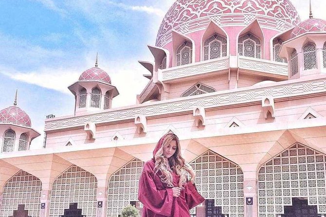 Malacca Instagram Tour: Most Famous Spots (Private & All-Inclusive) - Jonker Street: where Malacca shopping turns into a story