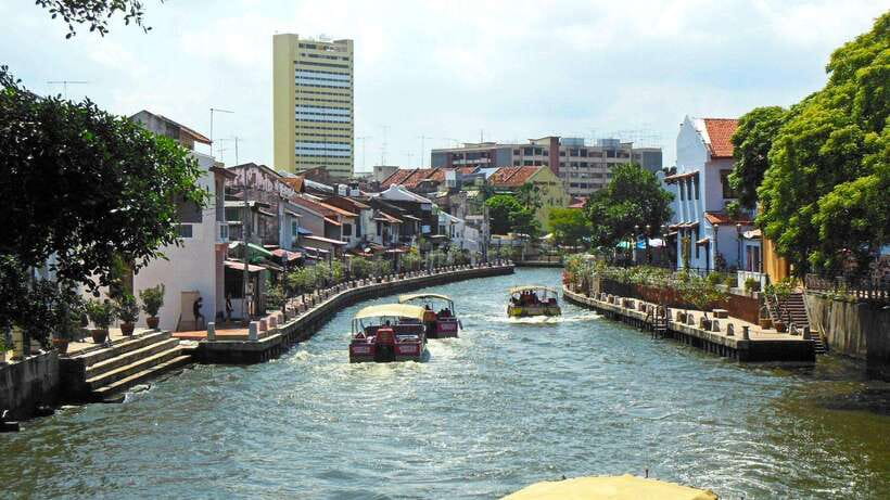 Malacca & Putrajaya Tour - Putrajaya arrival: the calm, clean architecture that feels very different from Malacca