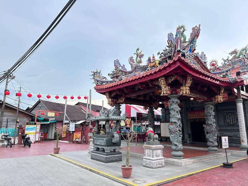 Penang: Exciting Local Full Day Private tour 6-10pax(8Hours) - Temple and clan-house Penang: Kek Lok Si, Khoo Kongsi, and reclining views