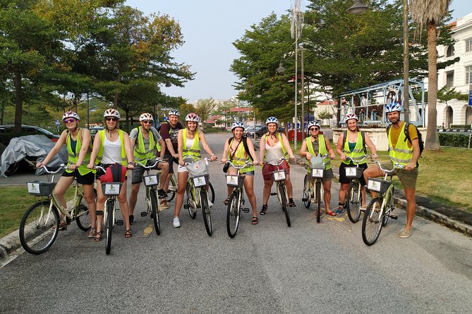Penang George Town All-In-One Heritage Tour By Bicycle & Trishaw (Metro Bike) - Back Lane Street Arts: quick stop, big mood shift