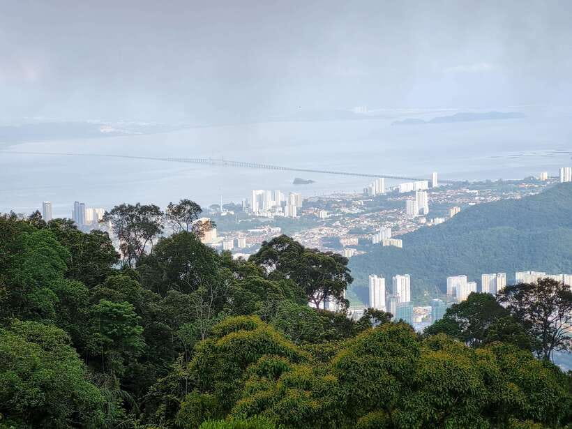 Penang: Kek Lok Si Temple and Penang Hill Guided Tour - Penang Hill Funicular at 833 Meters: Georgetown Views Without the Fuss