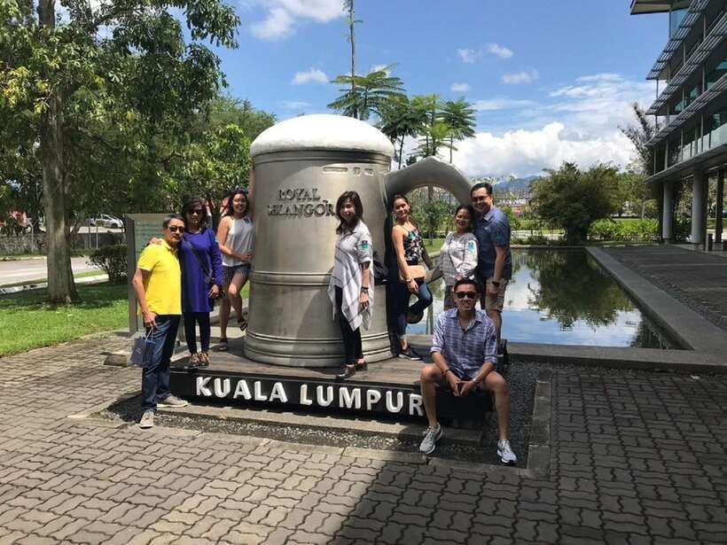 Private KL City Tour with Petronas Twin Towers & Batu Caves - Central Market Shopping: Batik, Jewelry, Art, and Snacks