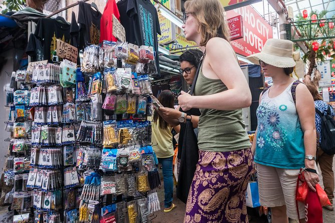 Private Kuala Lumpur Night Market And Food Tour - Central Market: indoor bazaar shopping with lots of souvenir choices