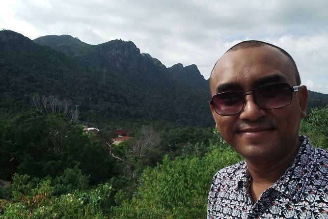 Private Tour in Langkawi with SkyBridge and Langkawi Cable Car - Stop 3: Oriental Village, quick wandering and optional outdoor fun
