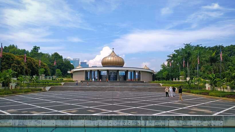 The Great Kuala Lumpur Tour with KL Tower Ticket & Lunch - Thean Hou Chinese Temple and the route into KL’s lively neighborhoods
